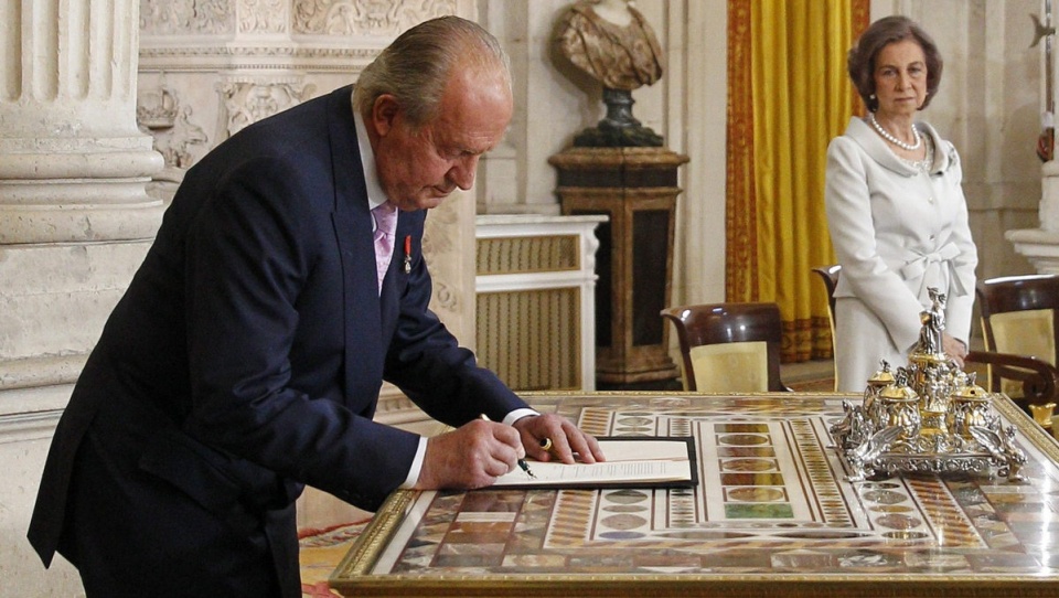 Juan Carlos pożegnał się z koroną, podpisując w środę ustawę umożliwiającą mu abdykację. Fot. PAP/EPA