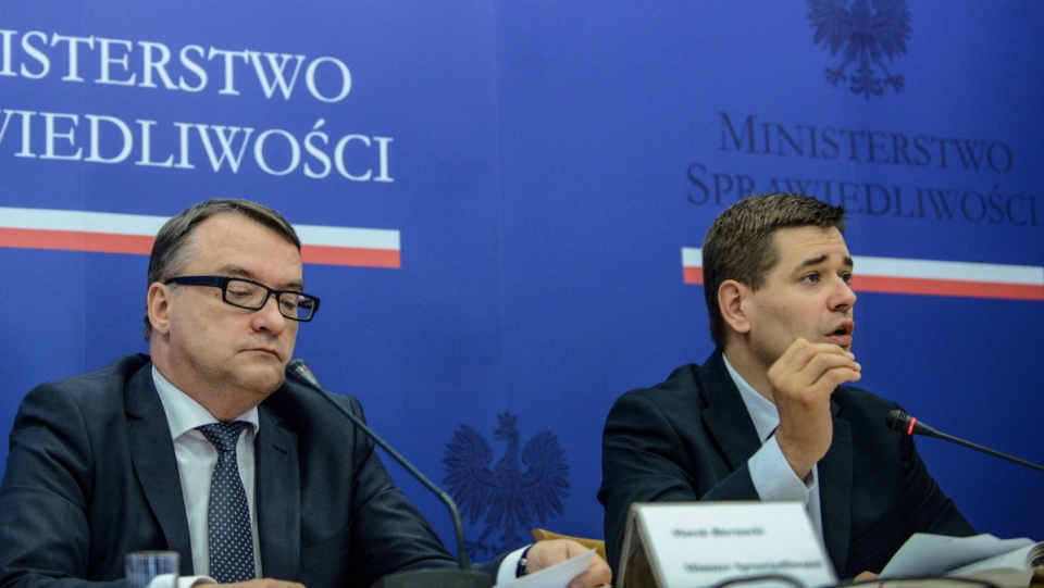 Minister M. Biernacki i wiceminister M. Królikowski podczas konferencji prasowej. Fot. PAP/Jakub Kamiński