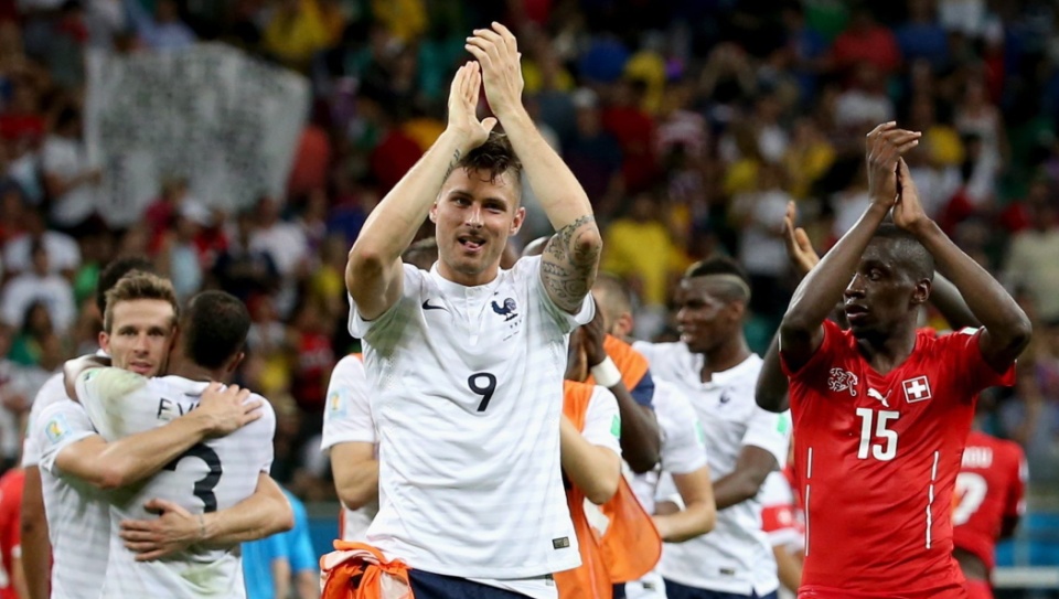 Francuzi po dwóch kolejkach grupy E mają sześć punktów. Szwajcarzy pozostali z trzema. Fot. PAP/EPA