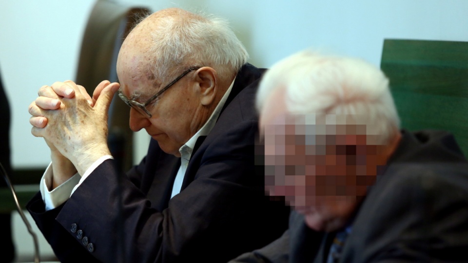 Oskarżeni, były wicepremier PRL S. Kociołek (z lewej) i Mirosław W. podczas rozprawy. Fot. PAP/Tomasz Gzell