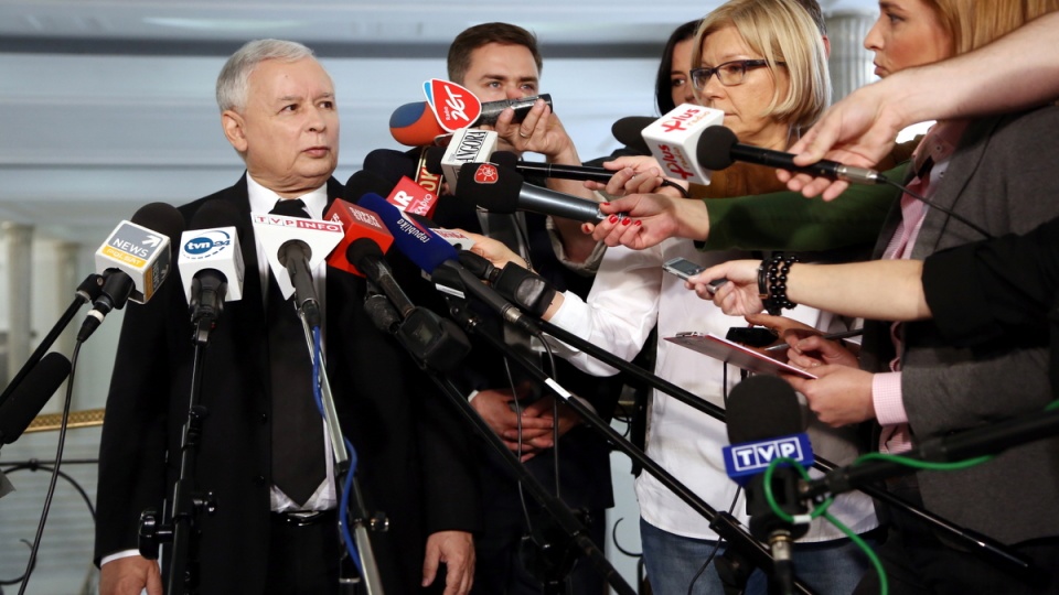 Prezes PiS podczas konferencji nt. konstruktywnego wotum nieufności dla rządu D. Tuska. Fot. PAP/Tomasz Gzell