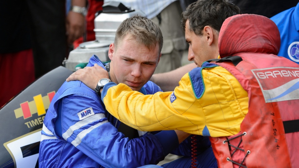 Estończyk Rasmus Hangarmagi po wypadku swojego kolegi podczas Motorowodnych MŚ w klasie OSY-400 w Chodzieży. Fot. PAP/Jakub Kaczmarczyk