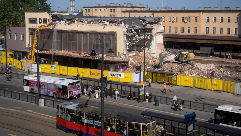 Rozpoczęło się wyburzanie dworca głównego w Bydgoszczy. Fot. PAP/Tytus Żmijewski