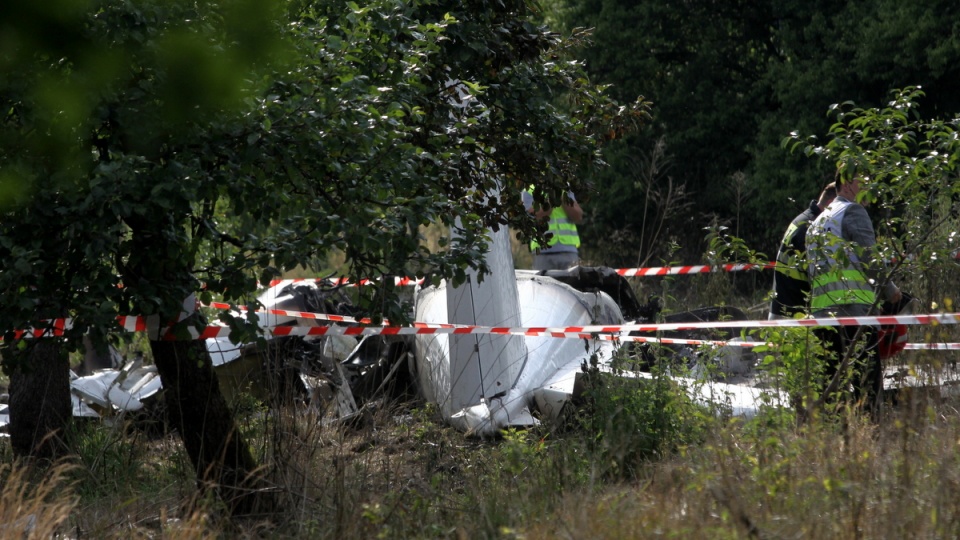 Samolot Piper PA-31 Navajo z nieznanych przyczyn spadł na ziemię i zapalił się. Fot. PAP/Waldemar Deska