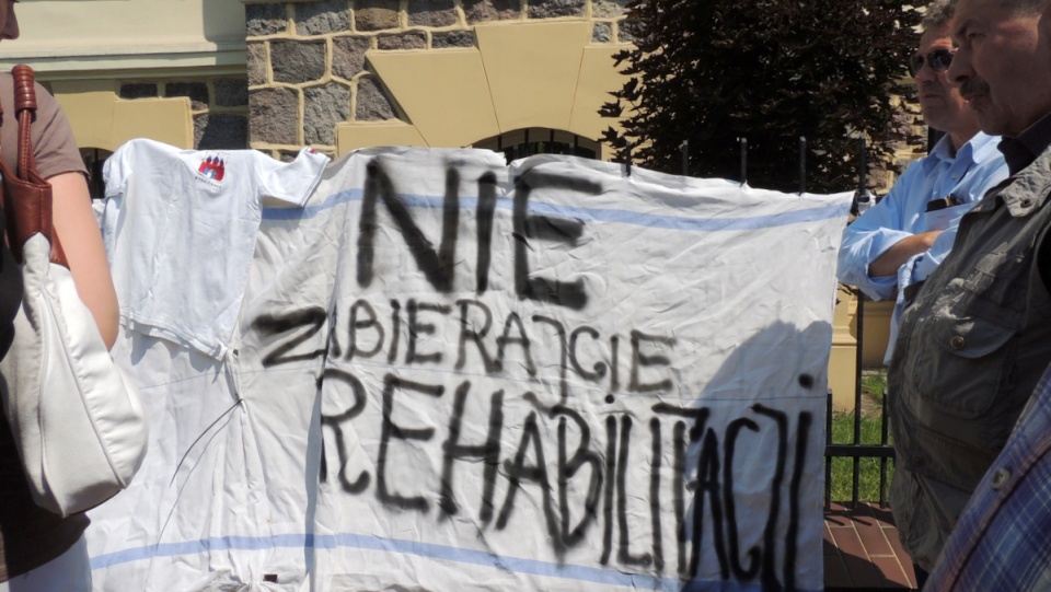 Pod oknami dyrektora regionalnego oddziału NFZ, protestujący pacjenci wywiesili transparent z napisem: "Nie zabierajcie rehabilitacji". Fot. Tatiana Adonis