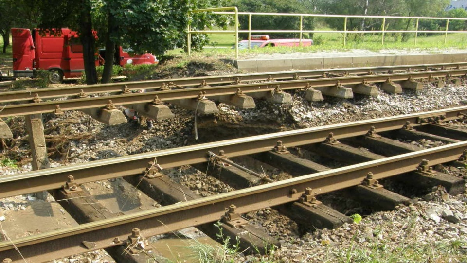 Naprawa podmytego przez ulewę torowiska tramwajowego może potrwać nawet kilka dni. Fot. Janusz Wiertel