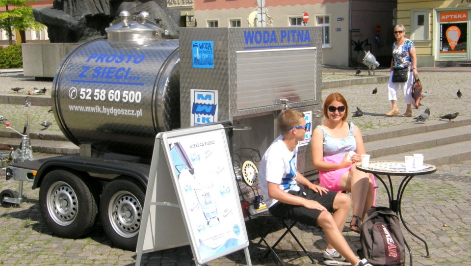 Cysterna z wodą pitną parkuje przy Starym Rynku codziennie, od godz. 9.00 do 19.00. Fot. Janusz Wiertel