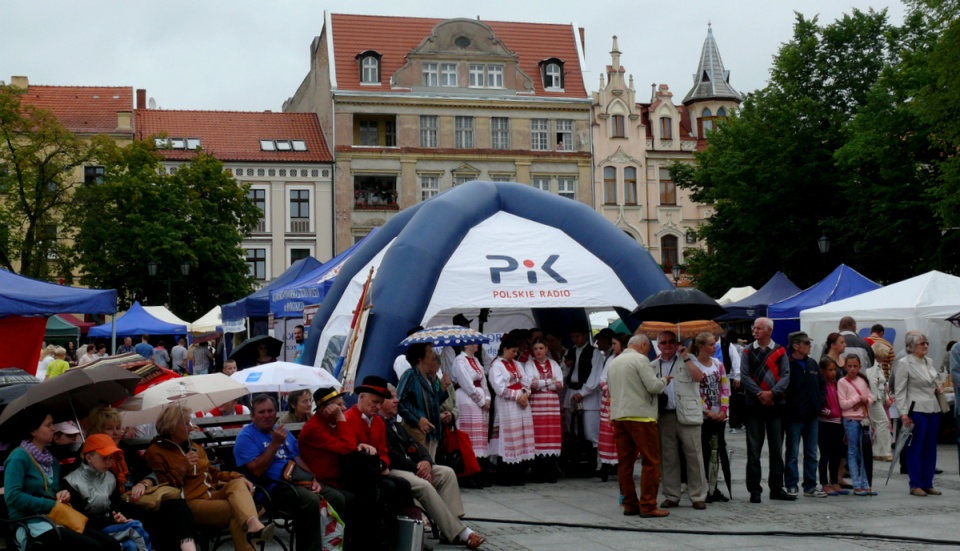 Jarmark Jaszczurczy w Chełmnie, to m.in. występy ludowych zespołów, prezentacja rękodzieła i lokalnych wyrobów. Fot. Arkadiusz Buziak