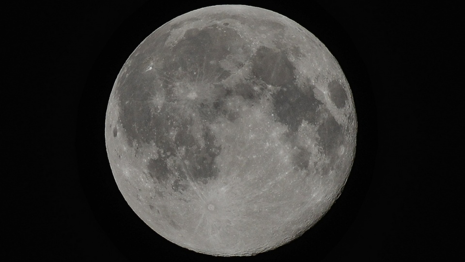 Tzw. Superksiężyc - w nocy z 12/13 lipca naturalny ziemski satelita znalazł się w perygeum, co dodatkowo zbiegło się ze zjawiskiem pełni. Fot.PAP/Grzegorz Michałowski