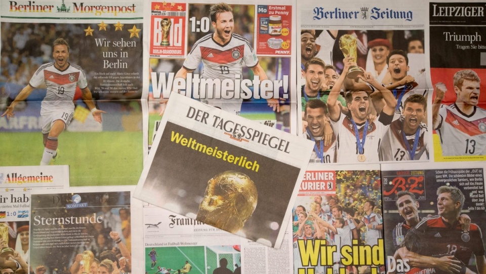 Niemieckie media zgodnie podkreślają, że bohaterem finału piłkarskich mistrzostw świata został Mario Goetze. Fot. PAP/EPA