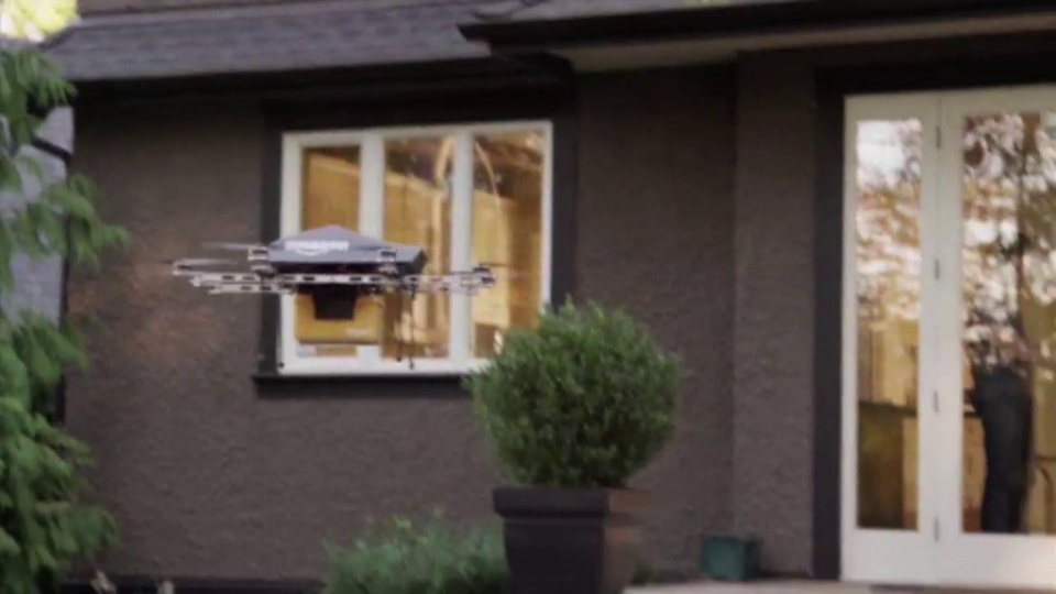 Amazon zapowiada, że w dużych miastach dron będzie w stanie dostarczyć przesyłkę w ciągu 30 minut od jej zamówienia. Fot. CNN Newsource/x-news