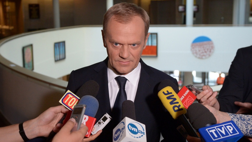 Premier Donald Tusk podczas konferencji po nadzwyczajnym posiedzeniu Rady Europejskiej w Brukseli. Fot. PAP/Radek Pietruszka