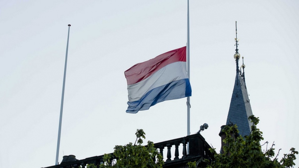 Opuszczona flaga na siedzibie holenderskiego parlamentu w Hadze. Fot. PAP/EPA/BART MAAT