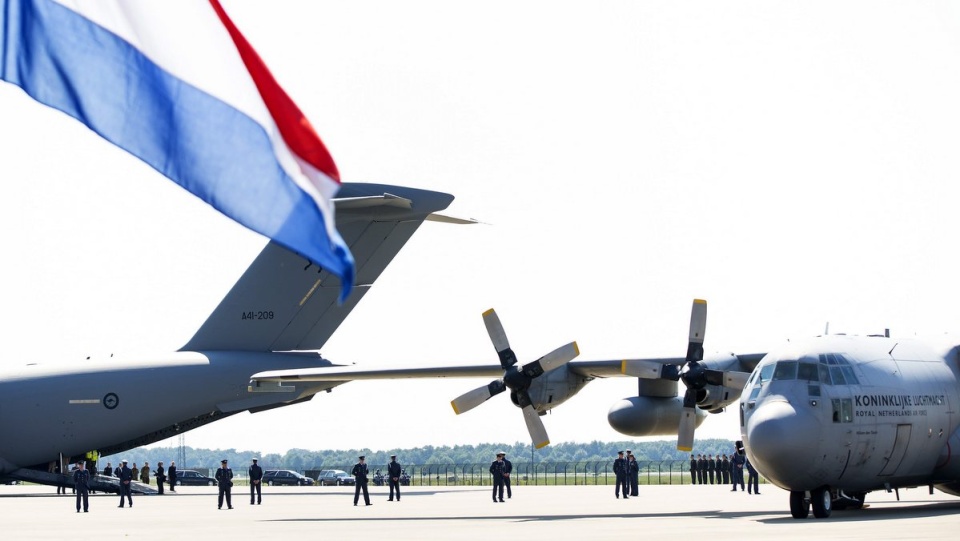 Dwa samoloty z 40 ciałami ofiar katastrofy maszyny Malaysia Airlines, wylądowały na lotnisku w Eindhoven. Fot. PAP/EPA/VALERIE KUYPERS