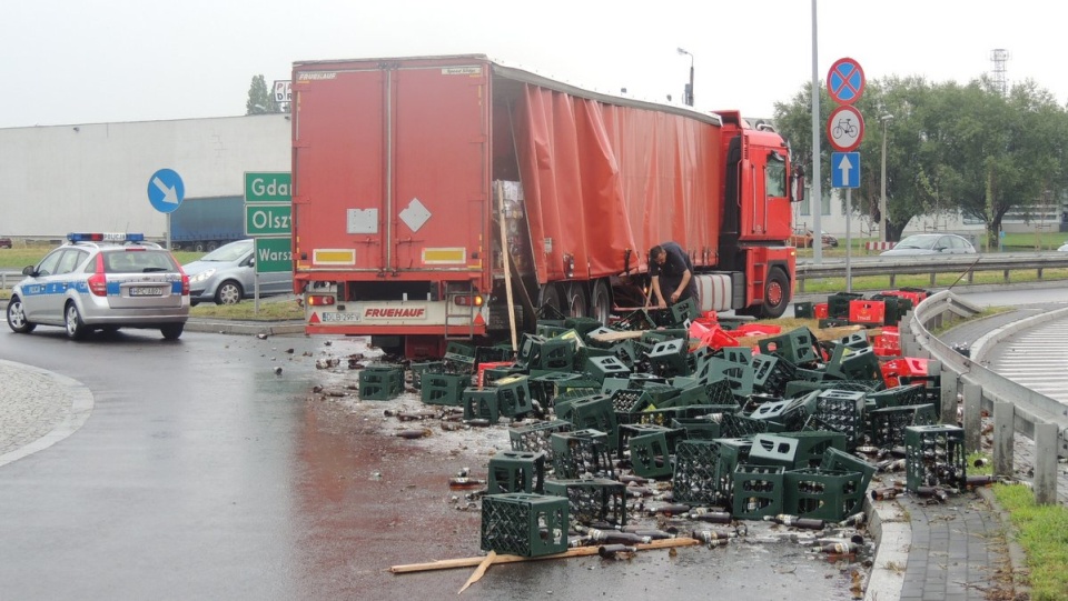 Potężny TIR załadowany piwem w puszkach uległ wypadkowi na ulicy Łódzkiej w Toruniu czyli na drodze krajowej nr 91. Fot. Michał Zaręba.