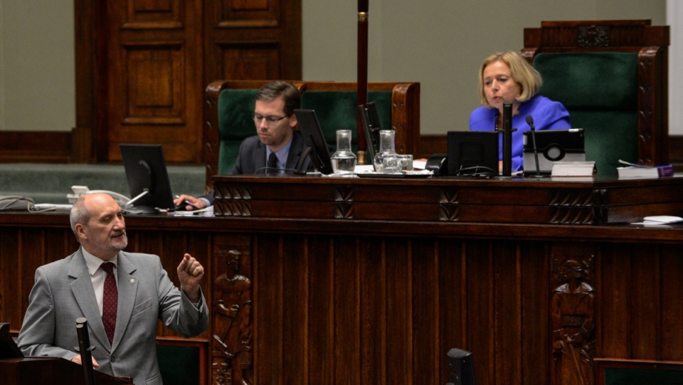 Wiceprezes PiS poseł Antoni Macierewicz (L) przemawia podczas debaty w Sejmie. PAP/Jakub Kamiński