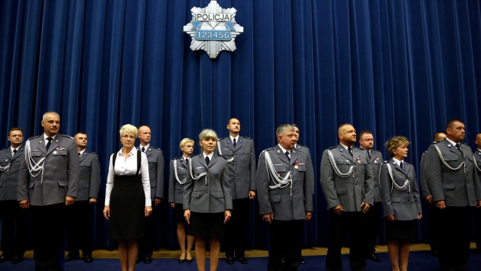 Funkcjonariusze policji podczas centralnych obchodów Święta Policji w Auditorium Maximum Uniwersytetu Warszawskiego. PAP/Tomasz Gzell