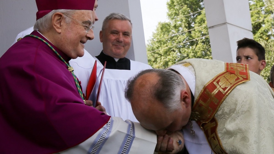 Metropolita warszawsko-praski abp Henryk Hoser (L) i nowy proboszcz jasienickiej parafii ks. Krzysztof Kozera (P), podczas otwarcia kościoła w Jasienicy. Fot. PAP/Paweł Supernak