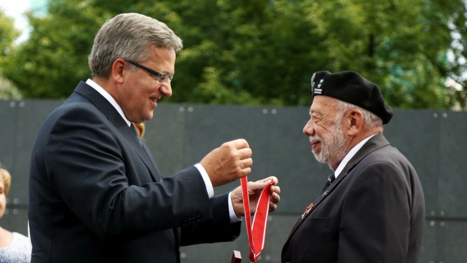 Wiceprezes Związku Powstańców Warszawy Zbigniew Galperyn odbiera Krzyż Komandorski Orderu Odrodzenia Polski z rąk prezydenta Bronisława Komorowskiego. Fot. PAP/Tomasz Gzell