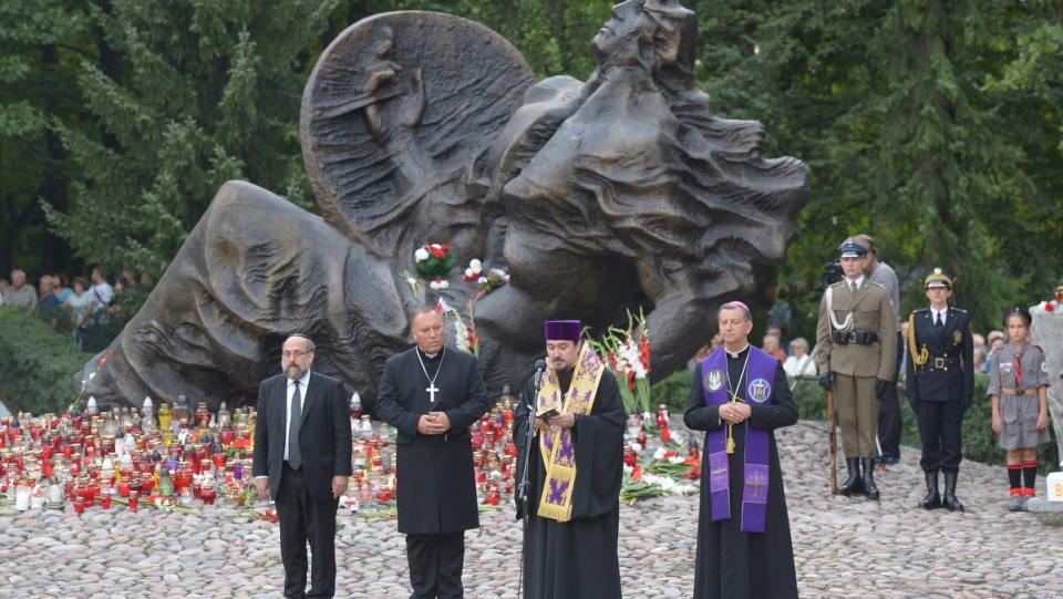 Naczelny rabin Polski Michael Schudrich (L), biskup polowy WP Józef Guzdek (P), naczelny kapelan Ewangelickiego Duszpasterstwa Wojskowego Mirosław Wola (2L) oraz prawosławny biskup siemiatycki Jerzy (2P) w trakcie modlitwy ekumenicznej podczas uroczystości przed pomnikiem "Polegli Niepokonani". PAP/Radek Pietruszka