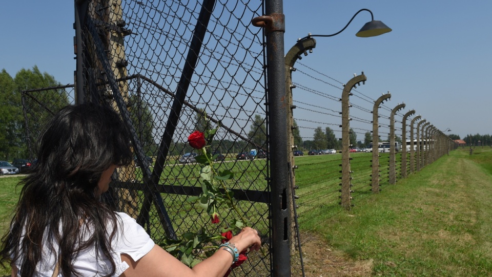 Ponad tysiąc osób uczestniczyło w upamiętnieniu zagłady Romów w Auschwitz-Birkenau. Fot. PAP/Jacek Bednarczyk