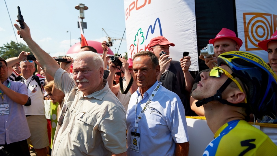 Były prezydent strzałem z pistoletu rozpoczął start do 1. etapu wyściu Tour de Pologne długości 226 km z metą w Bydgoszczy. Fot.PAP/Adam Warżawa