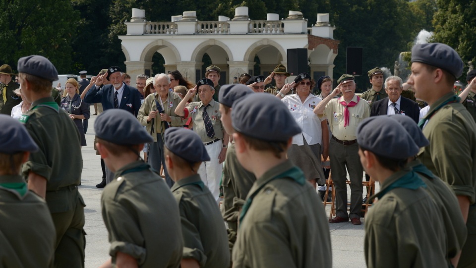 Defilada organizacji harcerskich uczestniczący w obchodach 70. rocznicy wybuchu PW. Fot. PAP/Radek Pietruszka