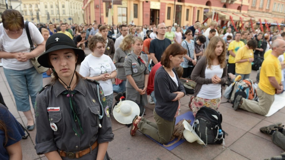 Uczestniczy w niej kilka tysięcy osób; głównie studenci, licealiści oraz pracownicy uczelni. Fot. PAP/Marcin Obara