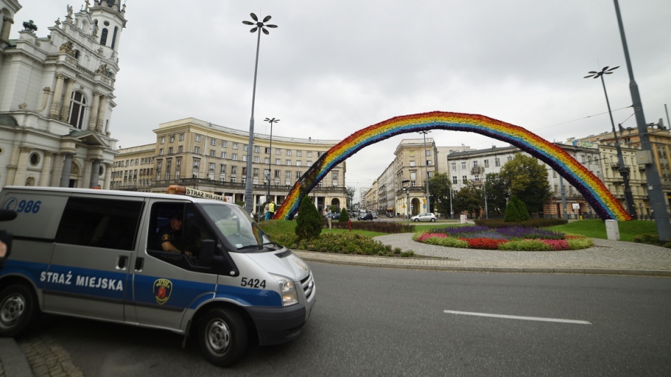 Instalacja artystyczna Julity Wójcik "Tęcza" została podpalona przez dwóch pijanych mężczyzn. Fot. PAP/Radek Pietruszka