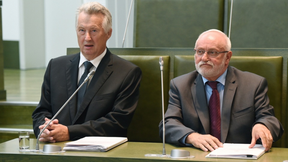 Były przew. PKW Ferdynand Rymarz (L) i szef KBW Kazimierz Wojciech Czaplicki. Fot. PAP/Radek Pietruszka