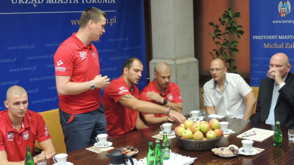 Podczas spotkania na stole nie zabrakło polskich jabłek. Fot. Michał Zaręba