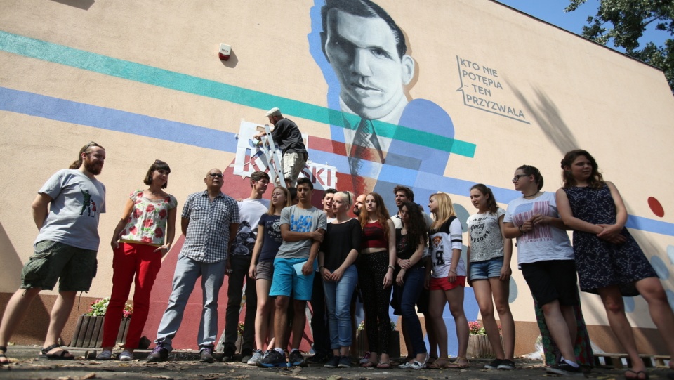 Mural znajduje się na ścianie kamienicy przy ul. Lubelskiej 30/32 w Warszawie. Fot. PAP/Leszek Szymański