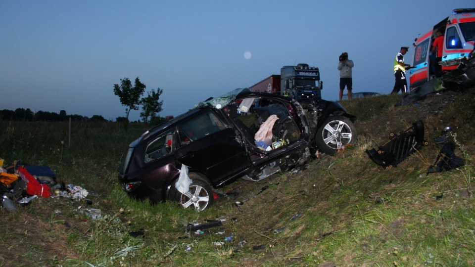 Według wstępnych informacji do czołowego zderzenia pojazdów doszło podczas manewru wyprzedzania. Fot. KPP w Nakle n.Notecią