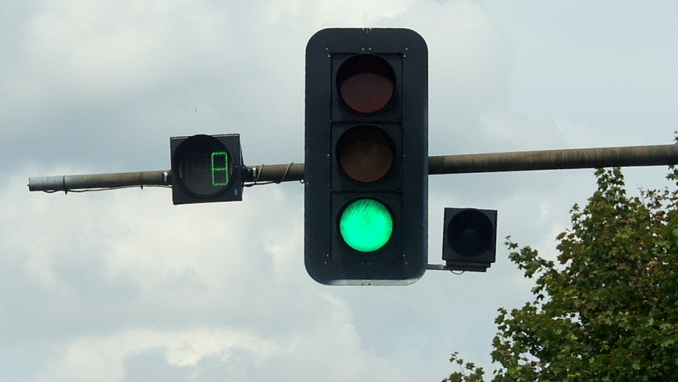 Badania wykazały, że kierowcy nie uważają na sygnalizację a częściej na czas do zmiany światłeł. Fot. Michał Zaręba