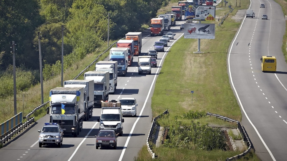 Ukraiński konwój z pomocą humanitarna dla mieszkańców wschodnich regionów tego kraju. Fot. PAP/EPA