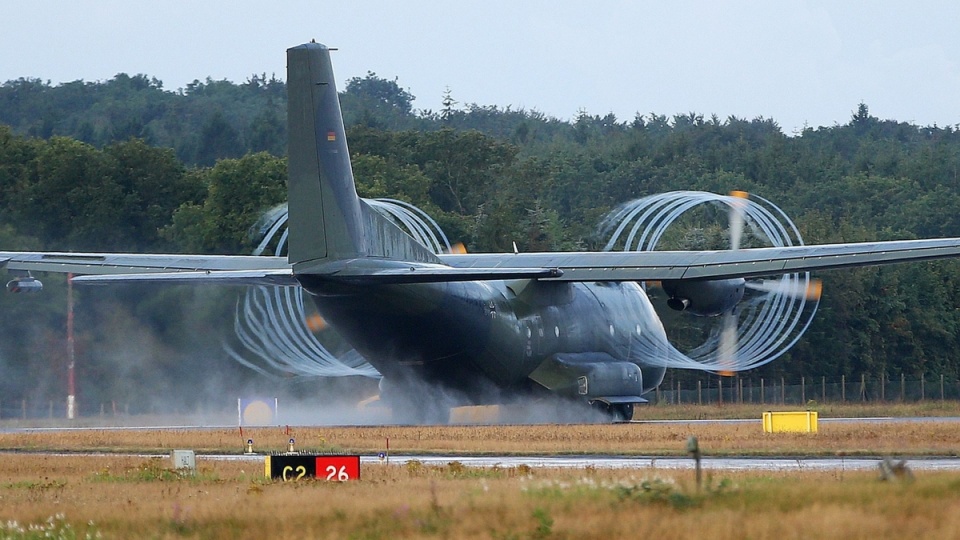 Z lotniska w Hohn w Szlezwiku-Holsztynie odleciało 5 samolotów Bundeswehry z żywnością i lekarstwami. Fot. PAP/EPA