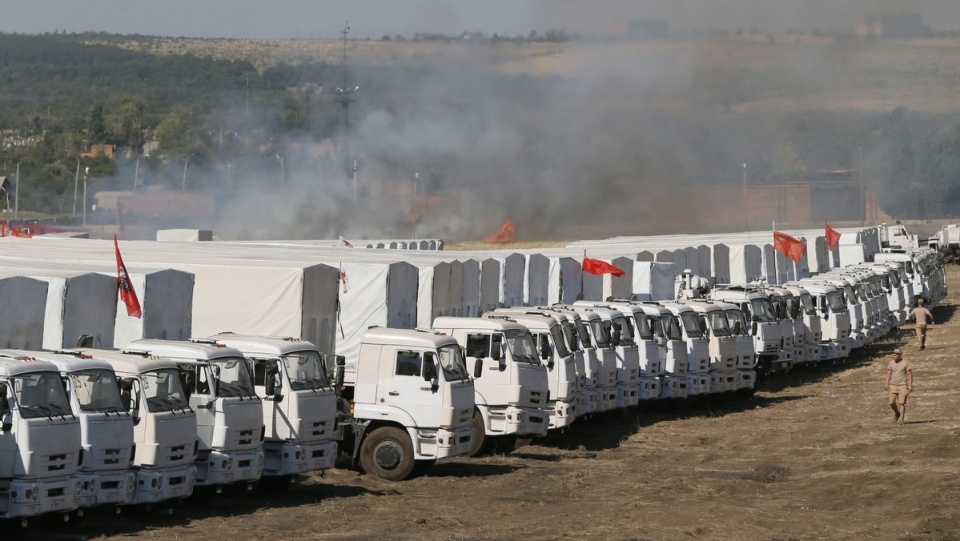 Ciężarówki konwoju w Kamieńsku-Szachtyńskim w Rosji, ok. 30 km od granicy z Ukraina. Fot. PAP/EPA