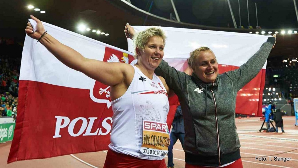 Anita Włodarczyk i Joanna Fiodorow fetują zdobycie medali podczas lekkoatletycznych ME w Zurychu. Fot. PAP/Adam Warżawa