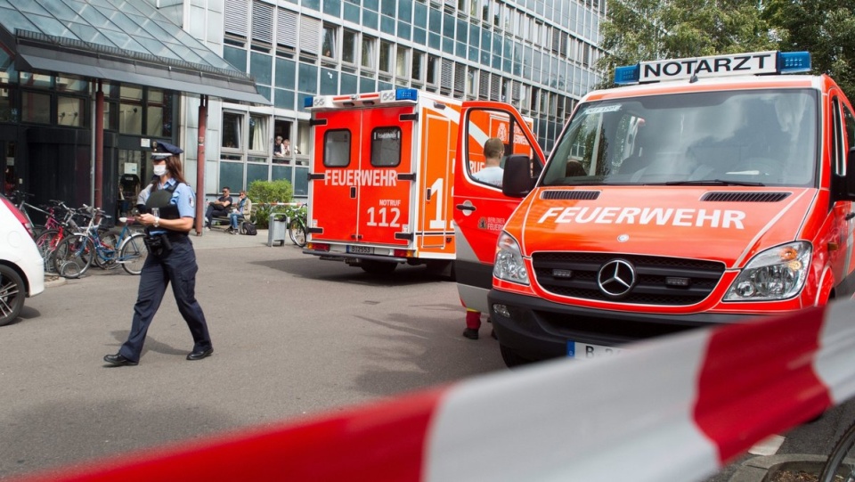 Niemieccy eksperci przypuszczają, że kobieta, która trafiła we wtorek do jednego z berlińskich szpitali z podejrzeniem zarażenia Ebolą, nie jest zainfekowana tym wirusem.Fot. PAP/EPA/MAURIZIO GAMBARINI