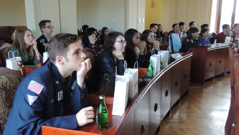 W bydgoskim ratuszu młodzi ludzie z organizacji Rotary m. in. obejrzeli film o Bydgoszczy i spotkali sie z prezydentem Bruskim. Fot. tatiana Adonis