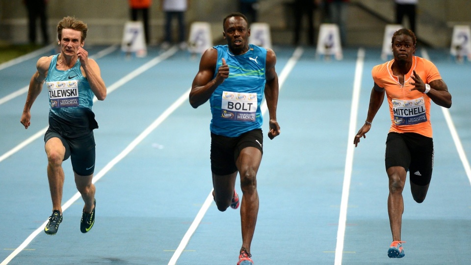 Jamajczyk Usain Bolt (C) przed swoim rodakiem Sheldonem Mitchellem (P) i Polakiem Karolem Zalewskim (L) w biegu na 100 m. Fot. PAP/Bartłomiej Zborowski