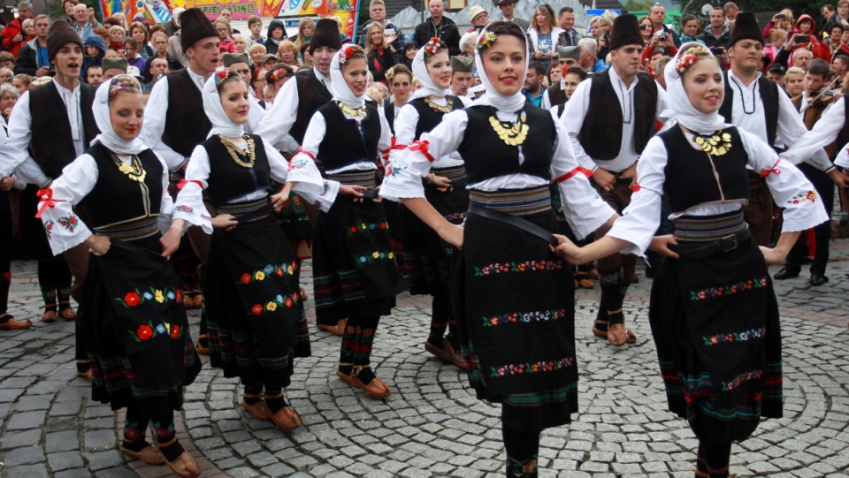 Korowód zespołów folklorystycznych z Europy, Azji i Ameryki podczas 46. Międzynarodowego Festiwalu Folkloru Ziem Górskich w Zakopanem. Fot.PAP/Grzegorz Momot