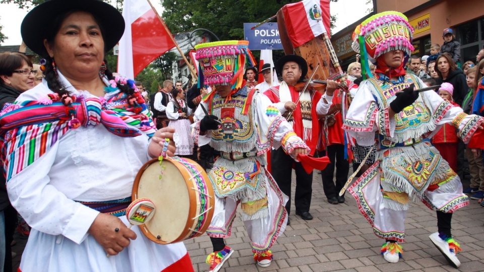 Korowód zespołów folklorystycznych z Europy, Azji i Ameryki podczas 46. Międzynarodowego Festiwalu Folkloru Ziem Górskich w Zakopanem. Fot.PAP/Grzegorz Momot