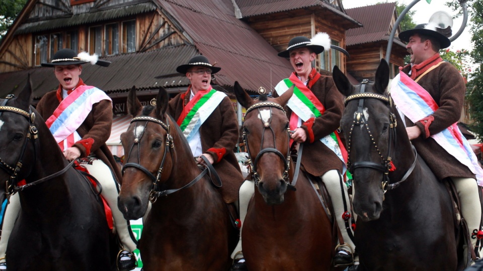 Korowód zespołów folklorystycznych z Europy, Azji i Ameryki podczas 46. Międzynarodowego Festiwalu Folkloru Ziem Górskich w Zakopanem. Fot.PAP/Grzegorz Momot