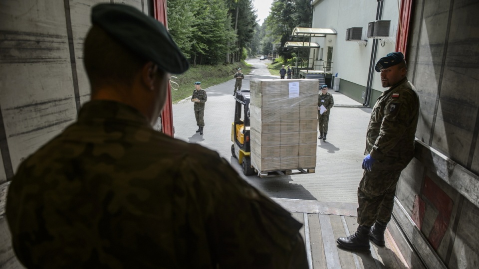Załadunek żywności wysyłanej przez WP jako pomoc humanitarna dla żołnierzy ukraińskich. Fot. PAP/Wojciech Pacewicz