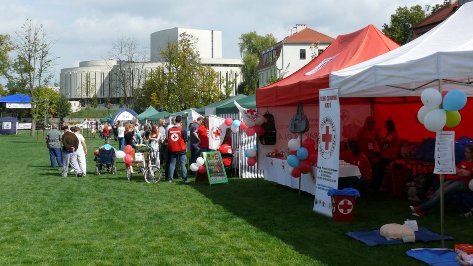 Podczas festiwalu wręczono dzieciom z ubogich rodzin m. in. przybory szkolne. Fot. Arkadiusz Buziak