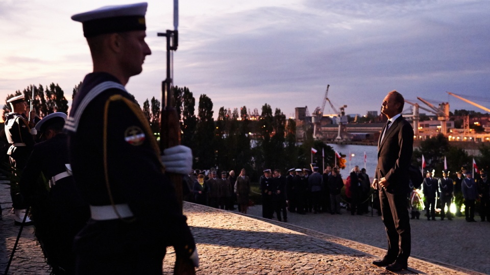 Premier Donald Tusk składa kwiaty przed Pomnikiem Obrońców Wybrzeża na Westerplatte. Fot. PAP/Adam Warżawa