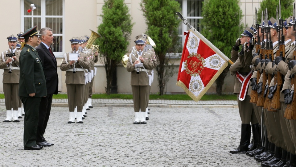 Minister obrony Tomasz Siemoniak (2L) oraz minister obrony Chińskiej Republiki Ludowej gen. Wanquan Chang (L) podczas ceremonii powitania przed siedzibą MON. Fot. PAP/Paweł Supernak