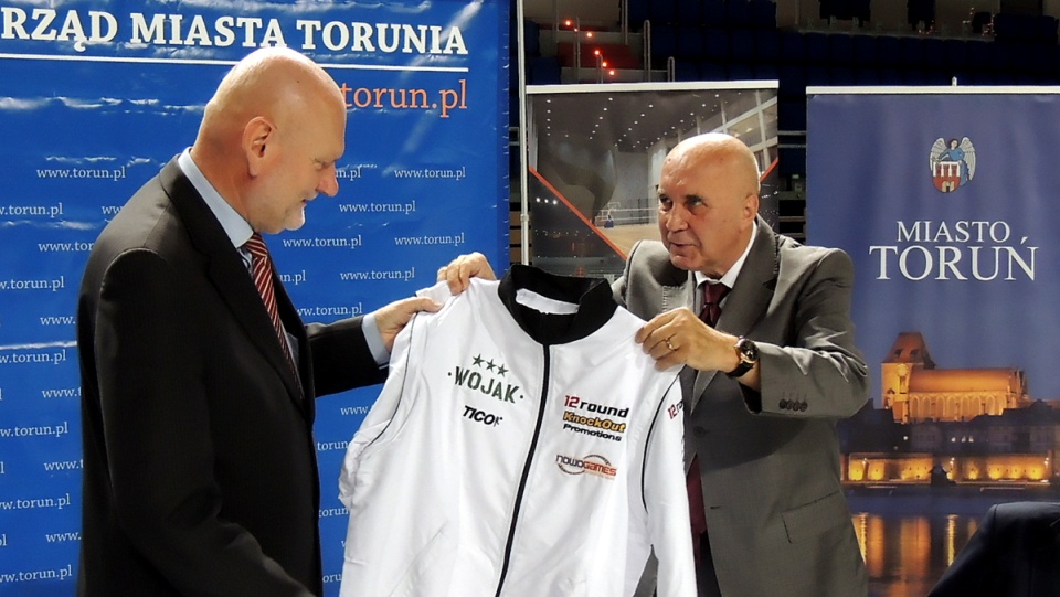 Umowę podpisali prezydent Torunia Michał Zaleski i Piotr Werner - prezes Agencji Sportowej Wersport. Fot Michał Zaręba