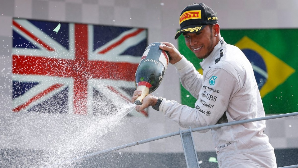 Brytyjczyk Lewis Hamilton z teamu Mercedes GP, odniósł szóste w sezonie zwycięstwo, a 28. w karierze. Fot. PAP/EPA